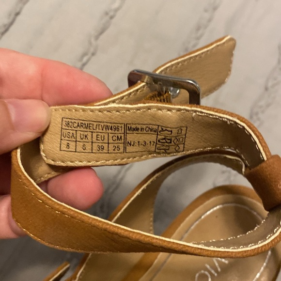 New without box Vionic sandals - Picture 3 of 4